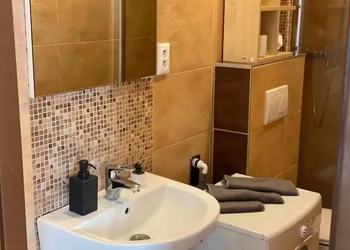 Апартаменты Adm Spacious In Center - Wifi, Coffee, Ac